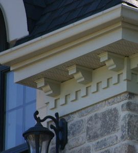 Supports, corbeaux décoratifs et blocs dentelés